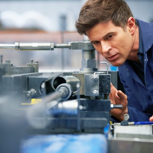 Mann überprüft Maschine