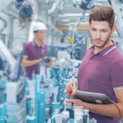 Mann bei der Erfassung von Auftragszeiten in der Produktion