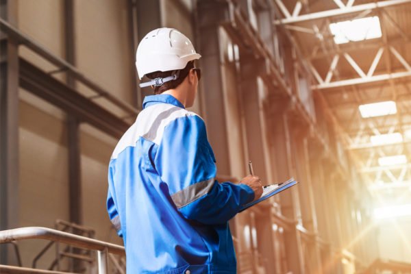 Arbeiter in Produktionshalle